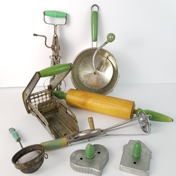 Lot of 8 Vintage Kitchen Gadgets w/ Green Handles - Picture 16 of 16